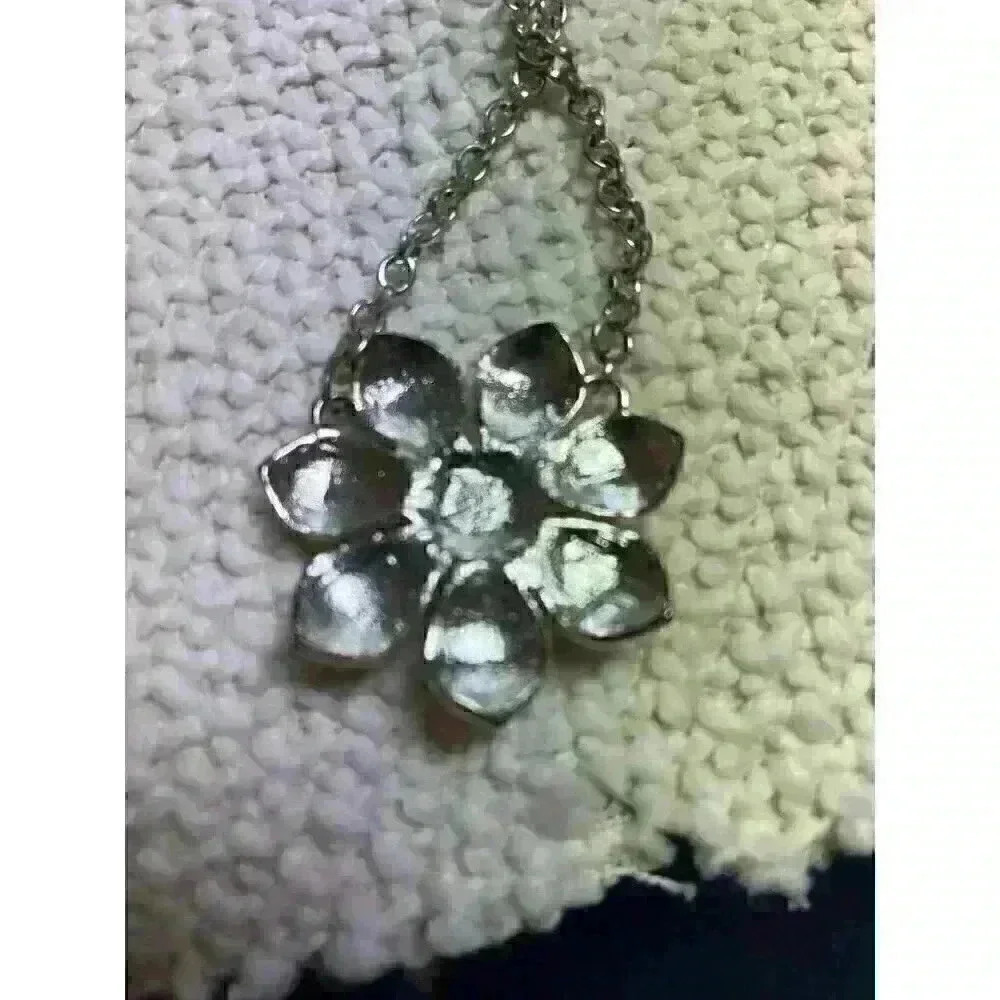 Cream floral enamel necklace - Picture 5 of 5